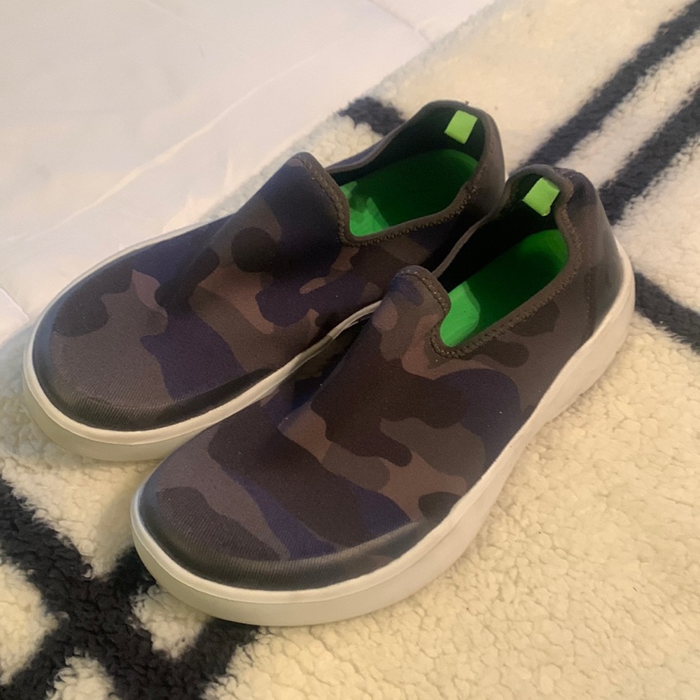 Women’s size 8 oofos, good condition